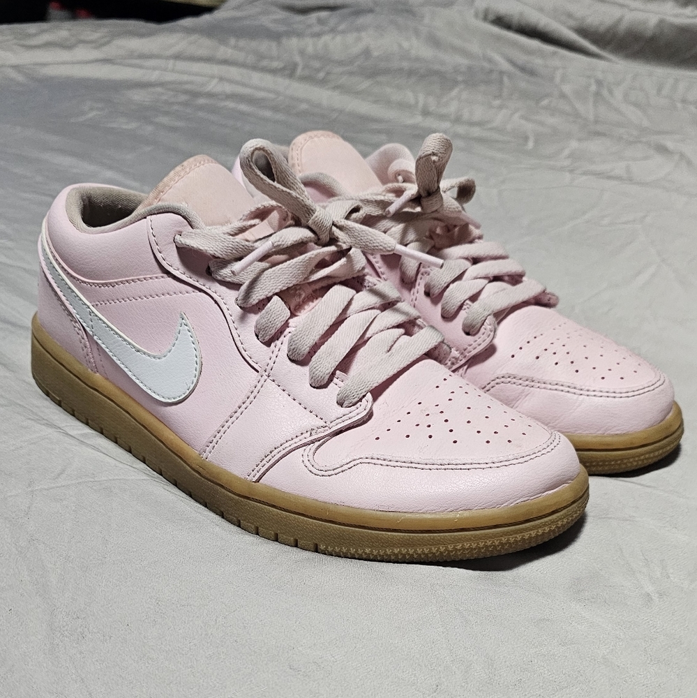 Jordan 1 low womans arctic pink gum, size 9
